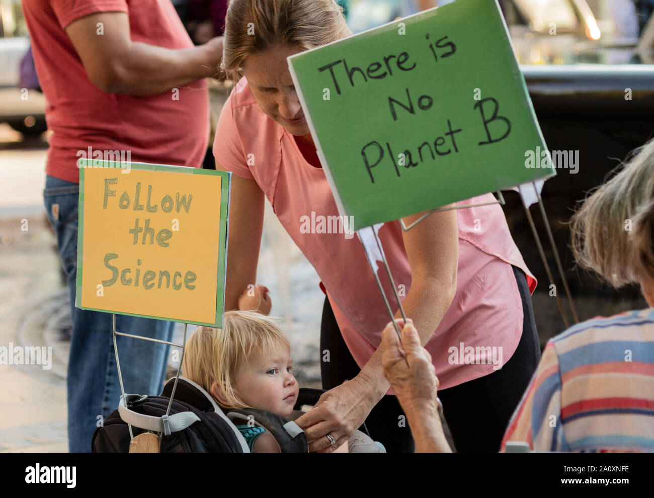 Eine Familie protestiert gemeinsam bei der International Climate Justice Rally in Asheville, NC, USA Stockfoto