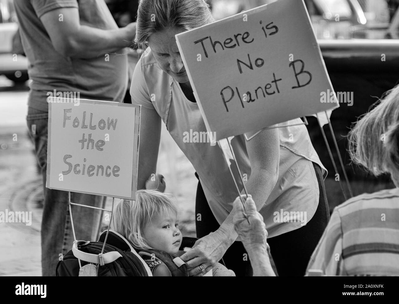 Eine Familie protestiert gemeinsam bei der International Climate Justice Rally in Asheville, NC, USA Stockfoto