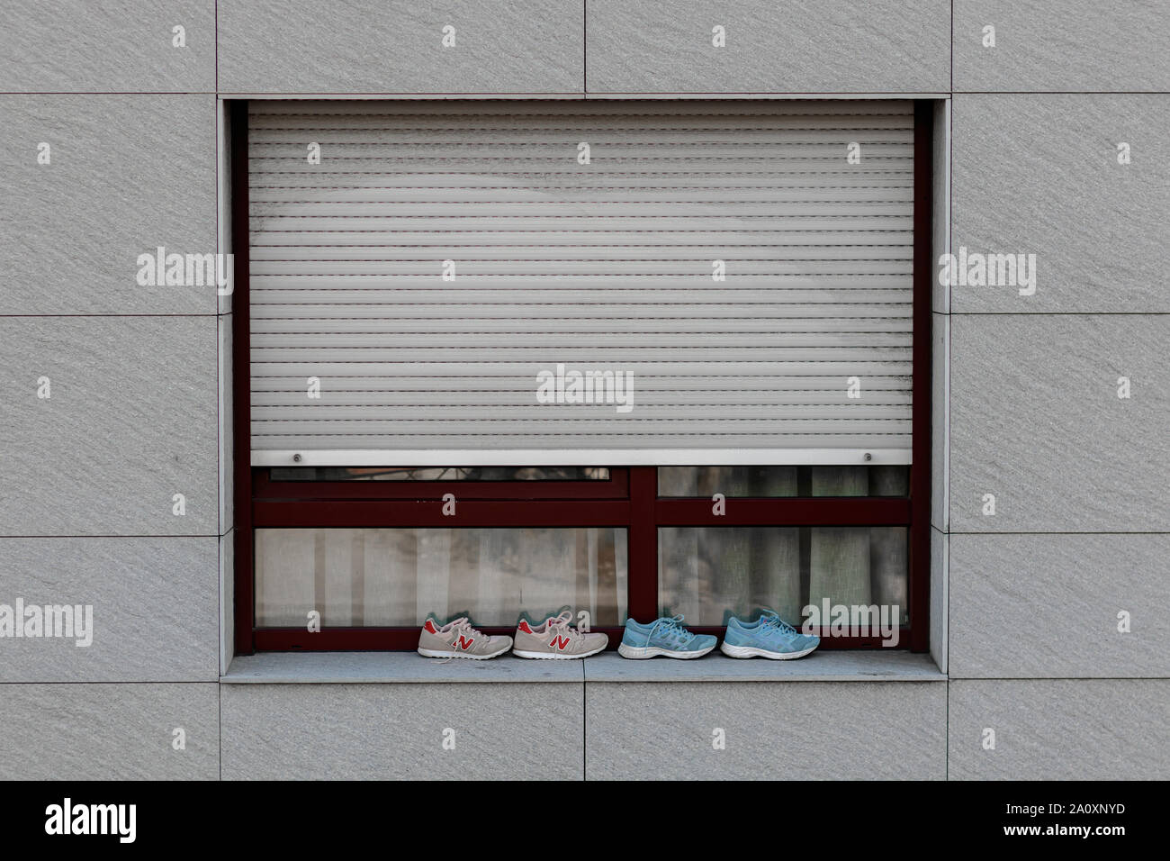 Coruna/Spanien - 22. August 2019: Zwei Paar Trainer auf einer Fensterbank in Coruna Spanien Stockfoto