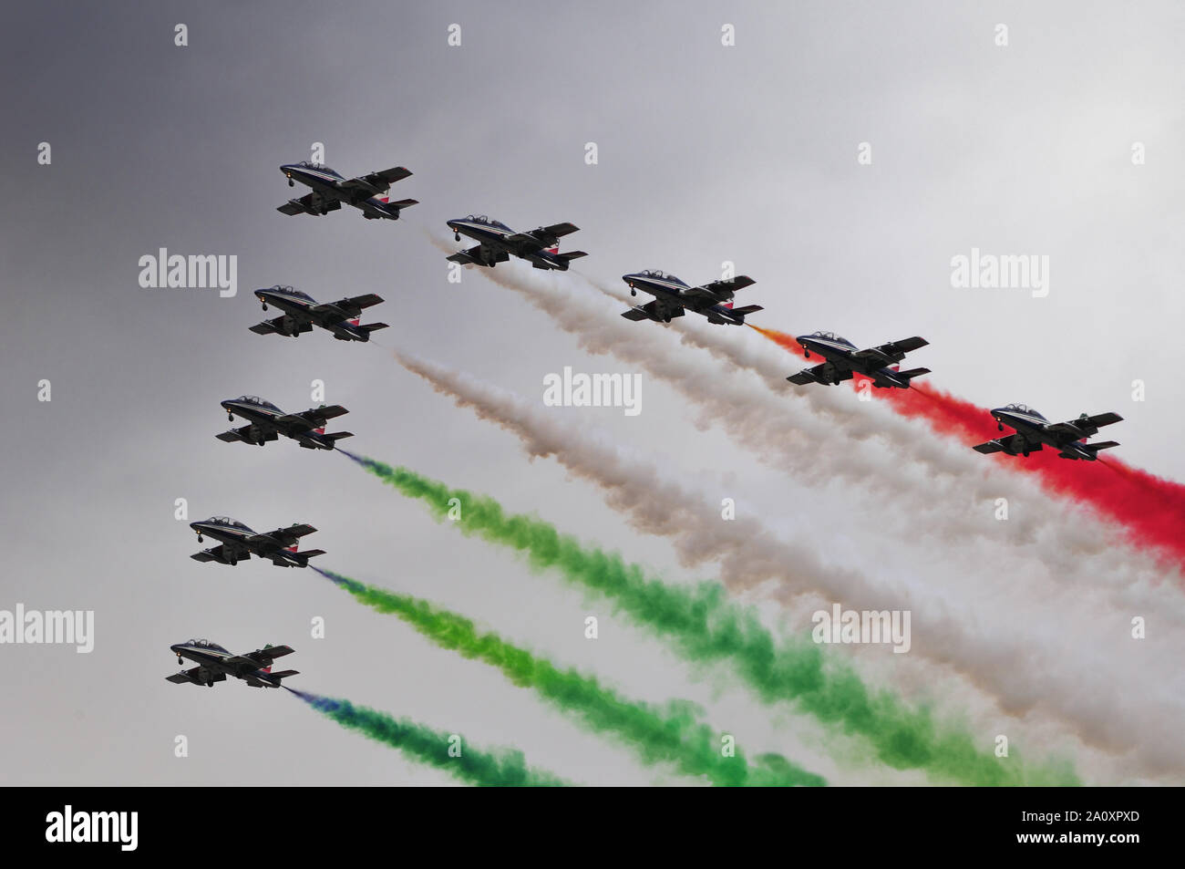 Die italienische Kunstflugstaffel Patrouille, die Freccie Tricolori, in der Ausbildung für eine Demonstration während der Breitling Sion Air Show im Schweizer Luftraum. Stockfoto