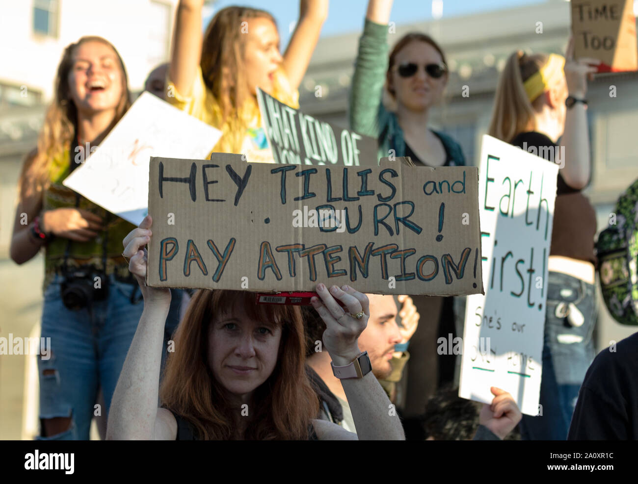 Demonstranten halten Zeichen bei der International Climate Justice Rally in Asheville, NC, USA. Stockfoto