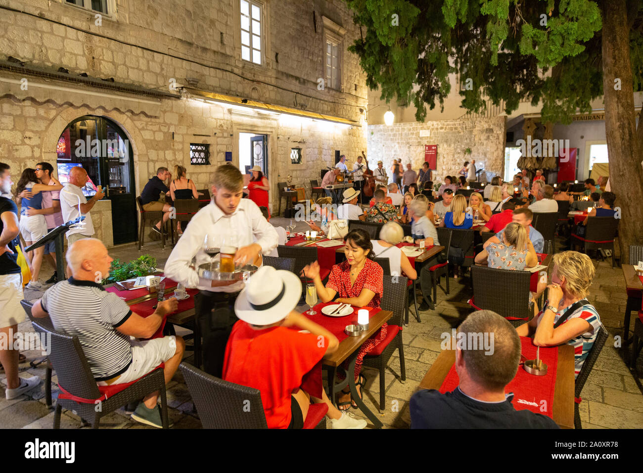 Dubrovnik Restaurant, Menschen Essen im Freien in der Altstadt von Dubrovnik, im Sommer; Dubrovnik Kroatien Europa Stockfoto