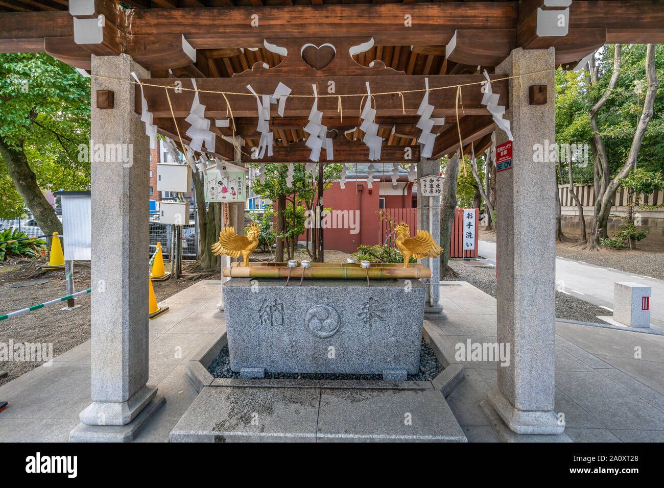 Tokyo, Japan - 15. März 2019: Goldene Hinotori an Temizusha wasser Waschung Pavillon von tomioka Hachiman-gu Shinto Schrein. Das größte Heiligtum gewidmet Stockfoto