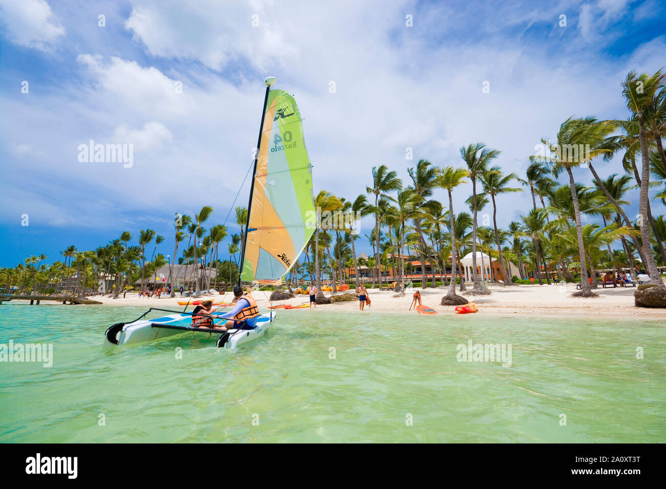 PUNTA CANA, Dominikanische Republik - 23. JUNI 2019: Katamaran segeln in Richtung Ufer des Tropical Playa Bavaro in der Sargassosee Stockfoto