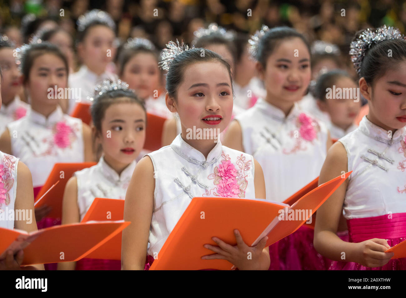 Kunming, Provinz Yunnan in China. 22 Sep, 2019. Die Teilnehmer Singen in einem Chor Leistung in Kunming, der Hauptstadt der Provinz Yunnan im Südwesten Chinas, Sept. 22, 2019. Insgesamt 3.500 Teilnehmer nahmen an einem Chor Leistung hier am Sonntag die anstehenden Nationalen Tag zu feiern. Credit: Hu Chao/Xinhua/Alamy leben Nachrichten Stockfoto