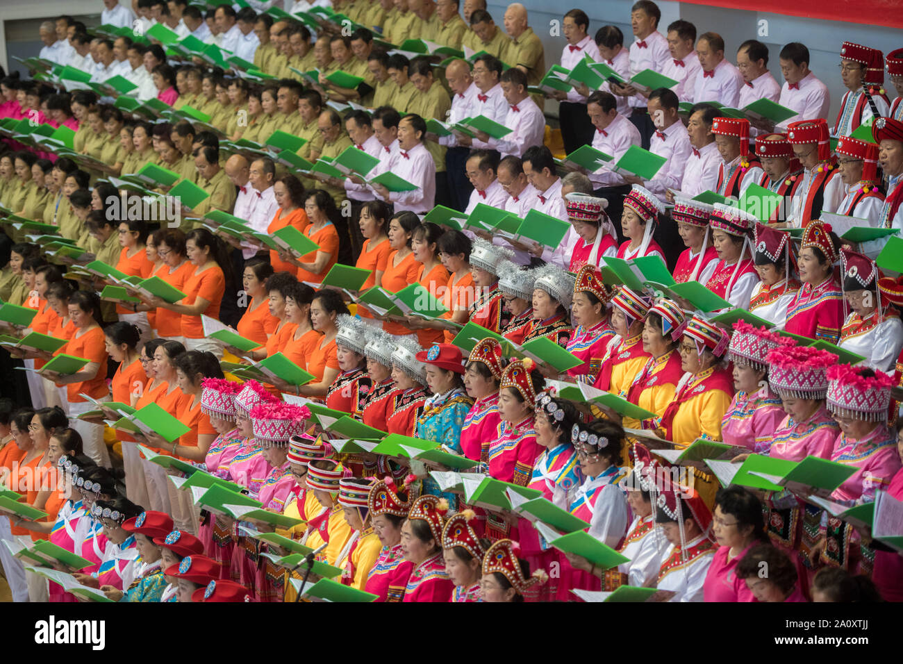 Kunming, Provinz Yunnan in China. 22 Sep, 2019. Die Teilnehmer Singen in einem Chor Leistung in Kunming, der Hauptstadt der Provinz Yunnan im Südwesten Chinas, Sept. 22, 2019. Insgesamt 3.500 Teilnehmer nahmen an einem Chor Leistung hier am Sonntag die anstehenden Nationalen Tag zu feiern. Credit: Hu Chao/Xinhua/Alamy leben Nachrichten Stockfoto