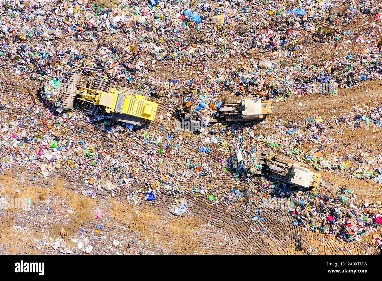 Von oben nach unten Luftbild eines kommunalen Müll deponie während der Sammlung, Sortierung und Drücken arbeiten Stockfoto
