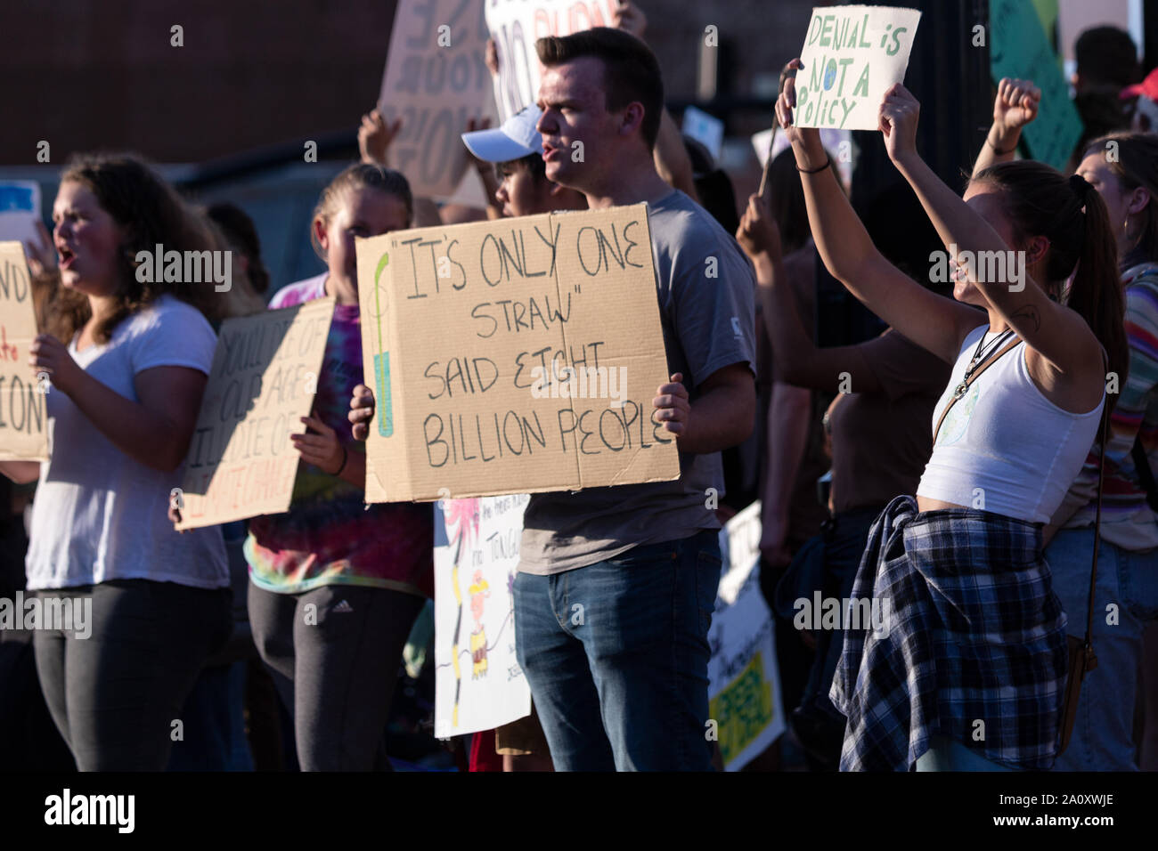 Millennials halten Schilder bei der International Climate Justice Rally in Asheville, NC, USA Stockfoto