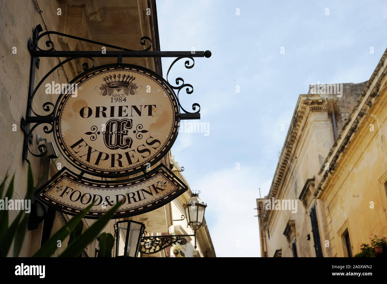 Lecce - 26. Juni 2019: Orient Express Essen und Trinken. Die typisch englischen Pub Restaurant in Italien. Stockfoto