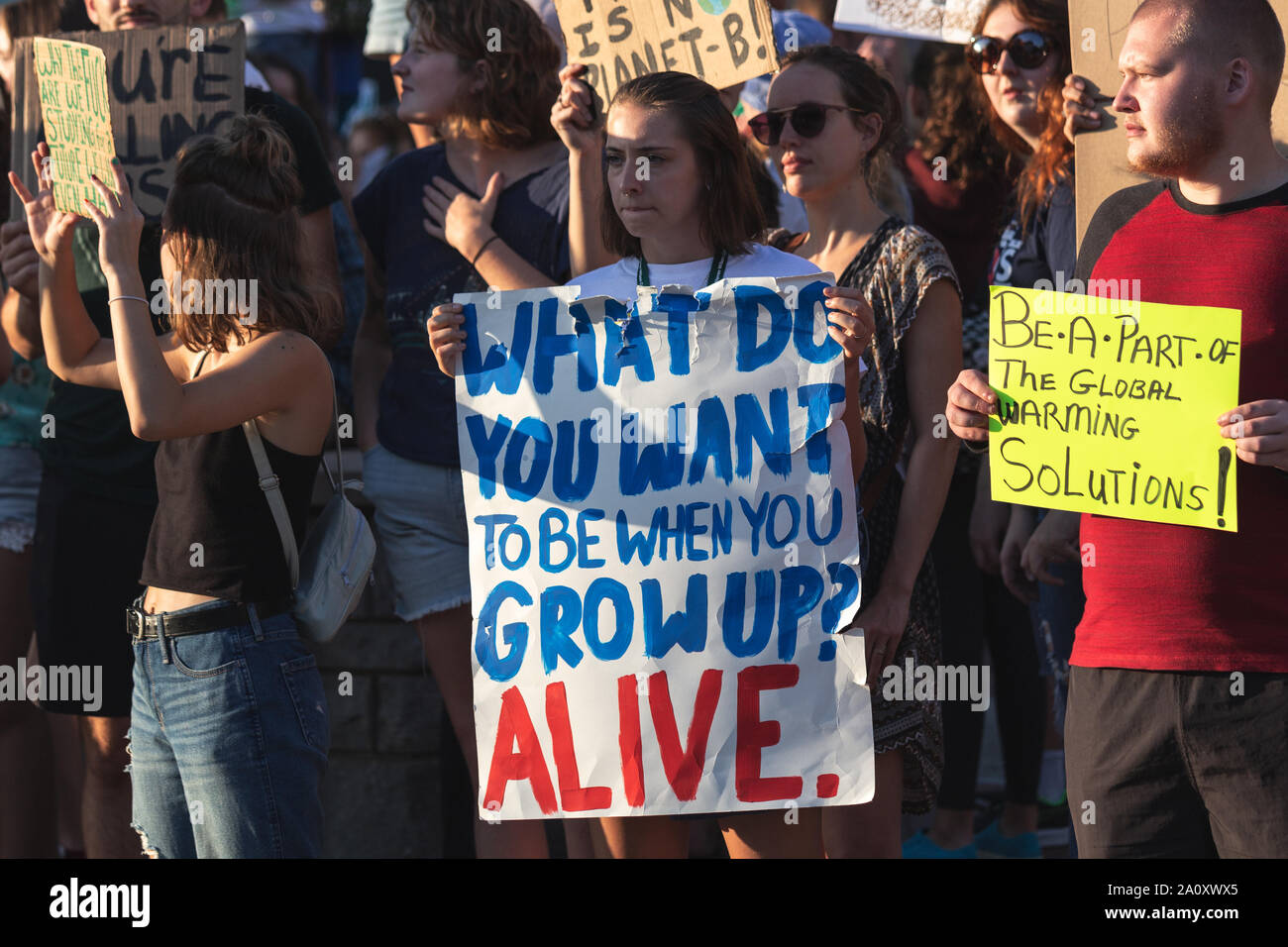 Tausendjährige Demonstranten halten Zeichen bei der International Justice Rally in Asheville, NC, USA Stockfoto