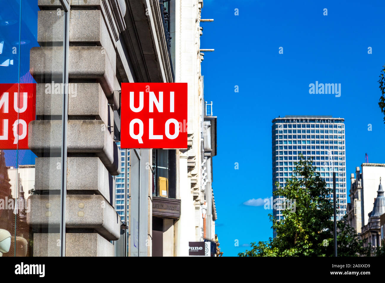 Zeichen für Uniqlo Clothing Store auf der Oxford Street, London, UK Stockfoto