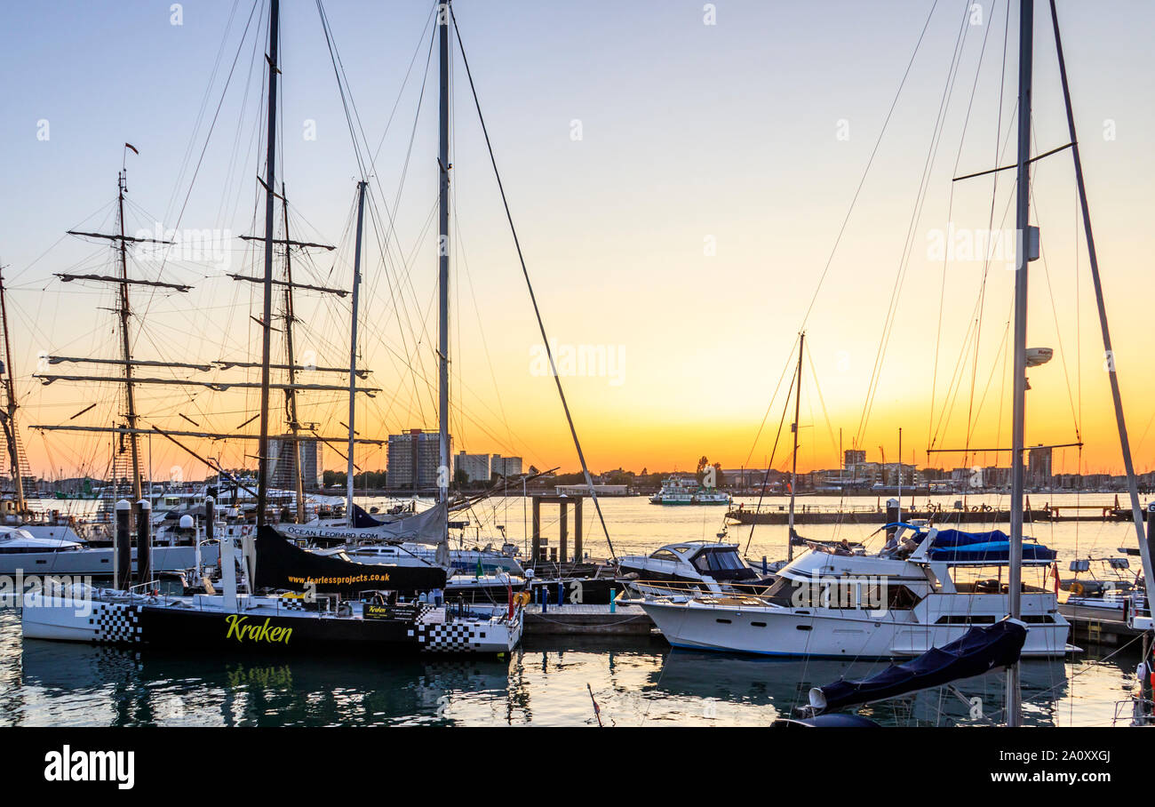 Segeln und Motor Schiffe, einschließlich Schwedische Schulschiff 'TS Gunilla', in Gunwharf Quays Marina, Portsmouth, England, Großbritannien günstig Stockfoto