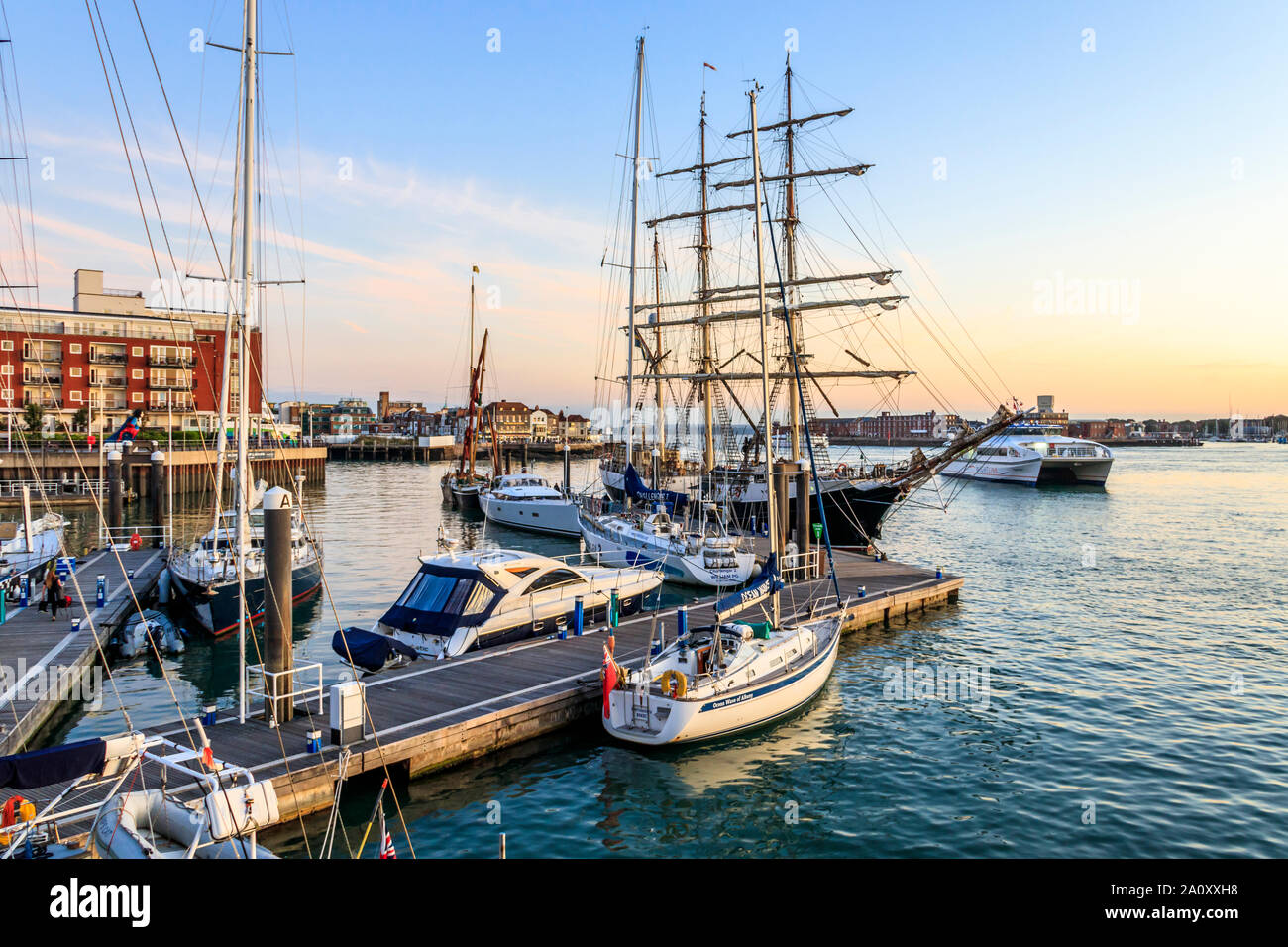 Segeln und Motor Schiffe, einschließlich Schwedische Schulschiff 'TS Gunilla', in Gunwharf Quays Marina, Portsmouth, UK. Stockfoto