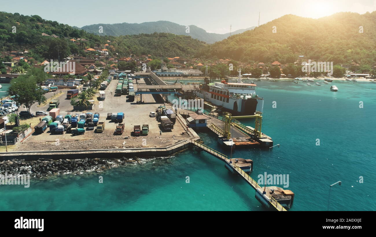 Antenne Drone Flug über das Meer Hafen, Port, Pier. Lkw warten nächste Fähre zu einer anderen Paradise Island. Reisen Verkehr Tourismus. Tropische Insel Bali, Indonesien Stockfoto