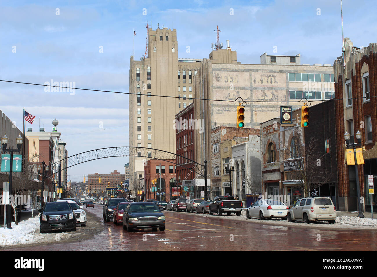 Saginaw Street in der Innenstadt von Flint, Michigan im Winter Stockfoto