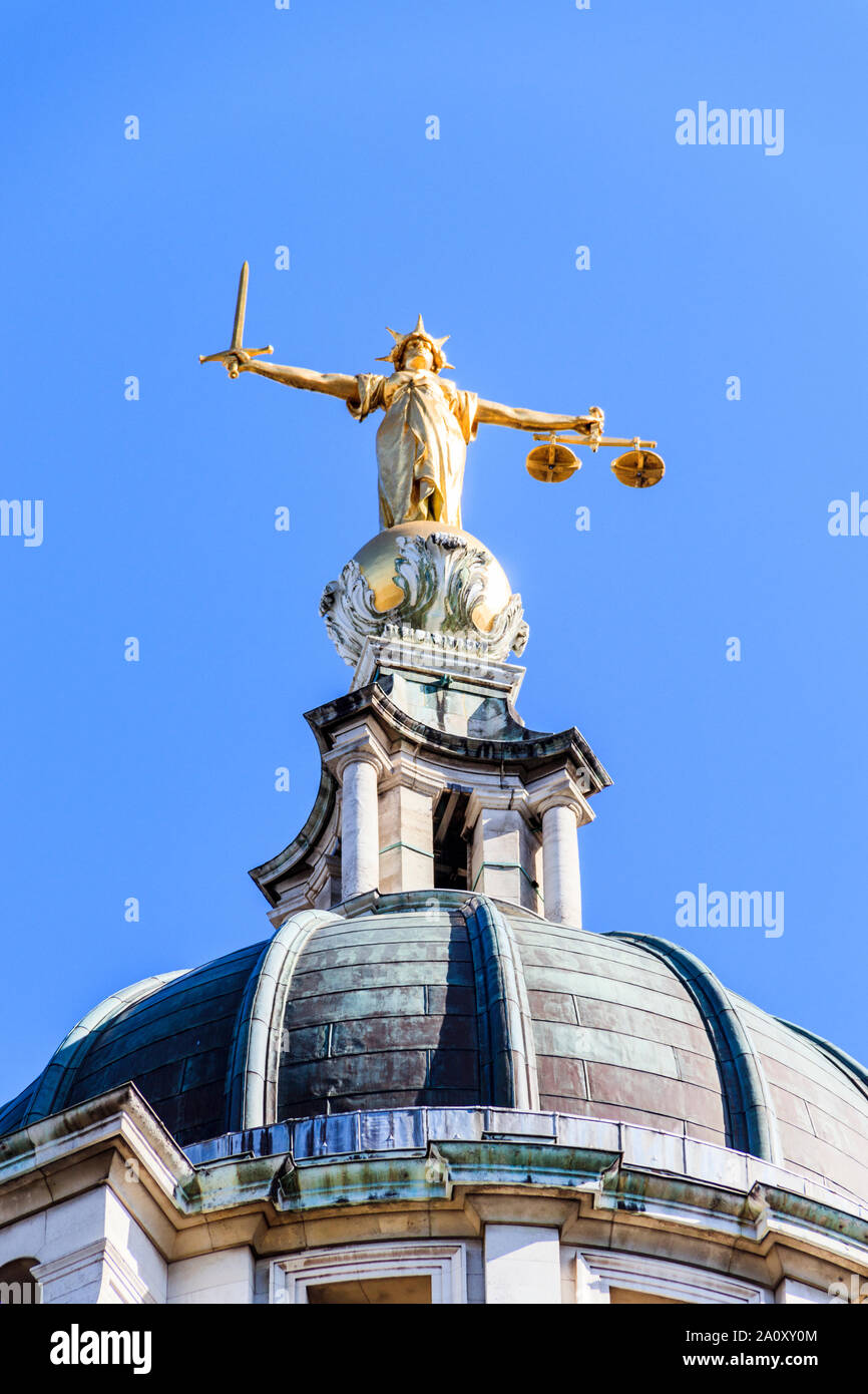 Statue von Lady Gerechtigkeit durch den britischen Bildhauer F. W. Pomeroy auf der Kuppel des Zentralen Strafgerichtshof, Old Bailey, London EC4, VEREINIGTES KÖNIGREICH Stockfoto