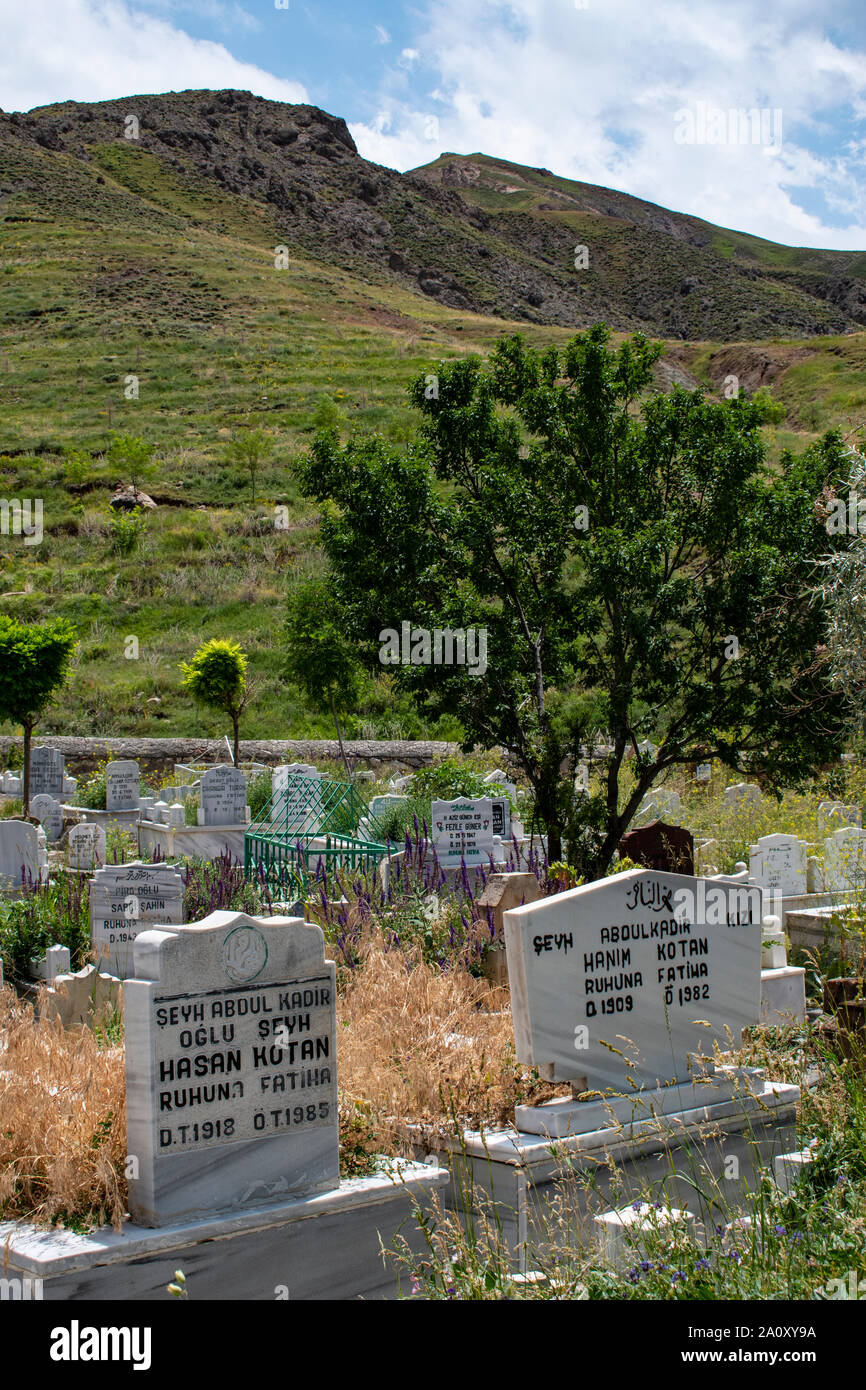 Dogubayazıt, Türkei: Gräber, Grabsteine und Blumen auf dem Friedhof neben dem kleinen Moschee in der Nähe des Ishak Pasha Palast und das Schloss von alten Beyazit Stockfoto