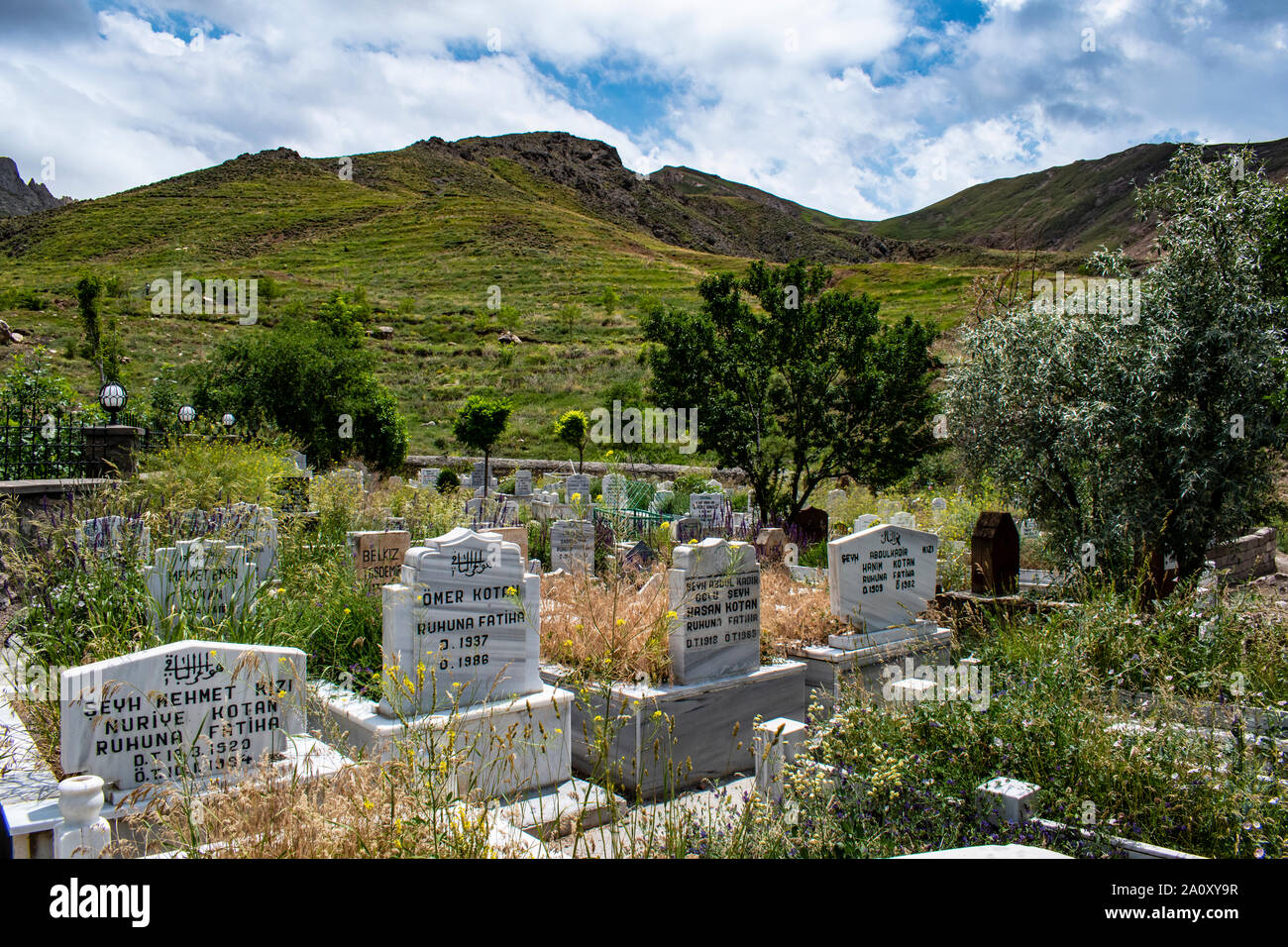 Dogubayazıt, Türkei: Gräber, Grabsteine und Blumen auf dem Friedhof neben dem kleinen Moschee in der Nähe des Ishak Pasha Palast und das Schloss von alten Beyazit Stockfoto