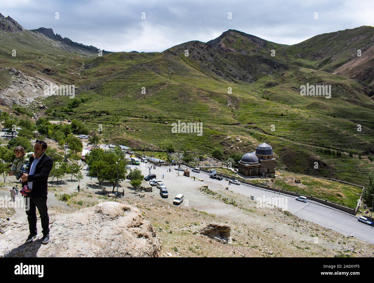 Dogubayazıt, Türkei: Eine kurdische Mann und seine Tochter mit Sicht auf die Straße bis zu felsigen Berge und kleine Moschee in der Nähe des Ishak Pasha Palace Stockfoto
