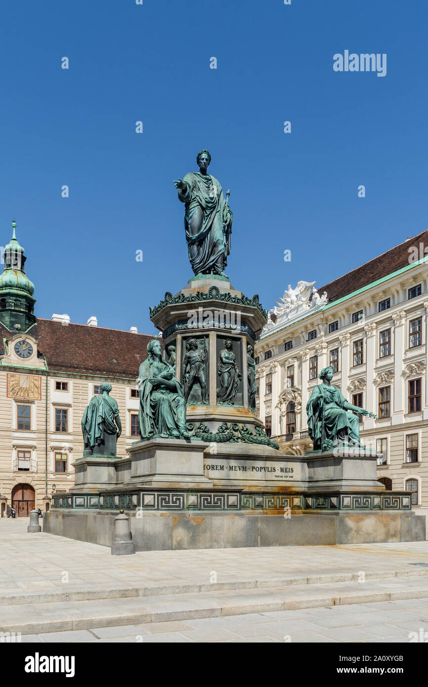 Klassische Bronze Statue von Kaiser Franz Joseph I., in der Hofburg Innenhof, Wien, Österreich. Stockfoto