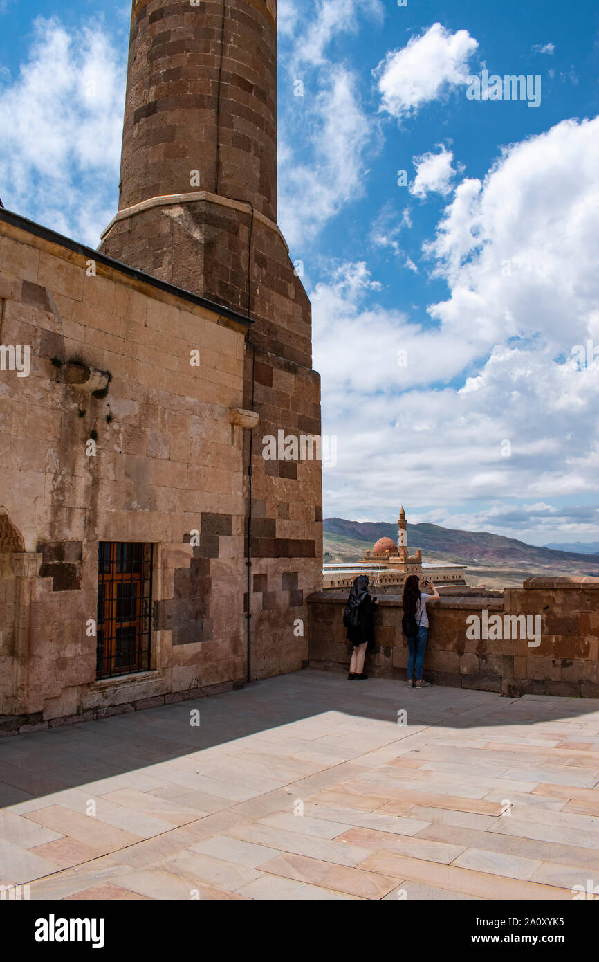 Dogubayazıt, Türkei: Blick auf die Moschee Eski Bayezid Cami und die ishak Pasha Palace, halb verfallenen Palast und administrative Komplex der Osmanischen Periode Stockfoto