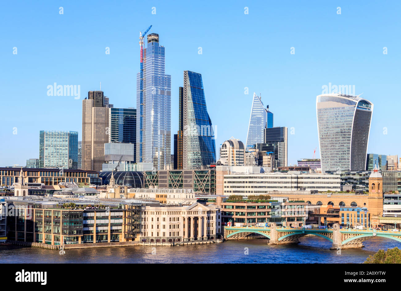Blick auf die Stadt London und die Southwark Bridge über die Themse, London, UK Stockfoto
