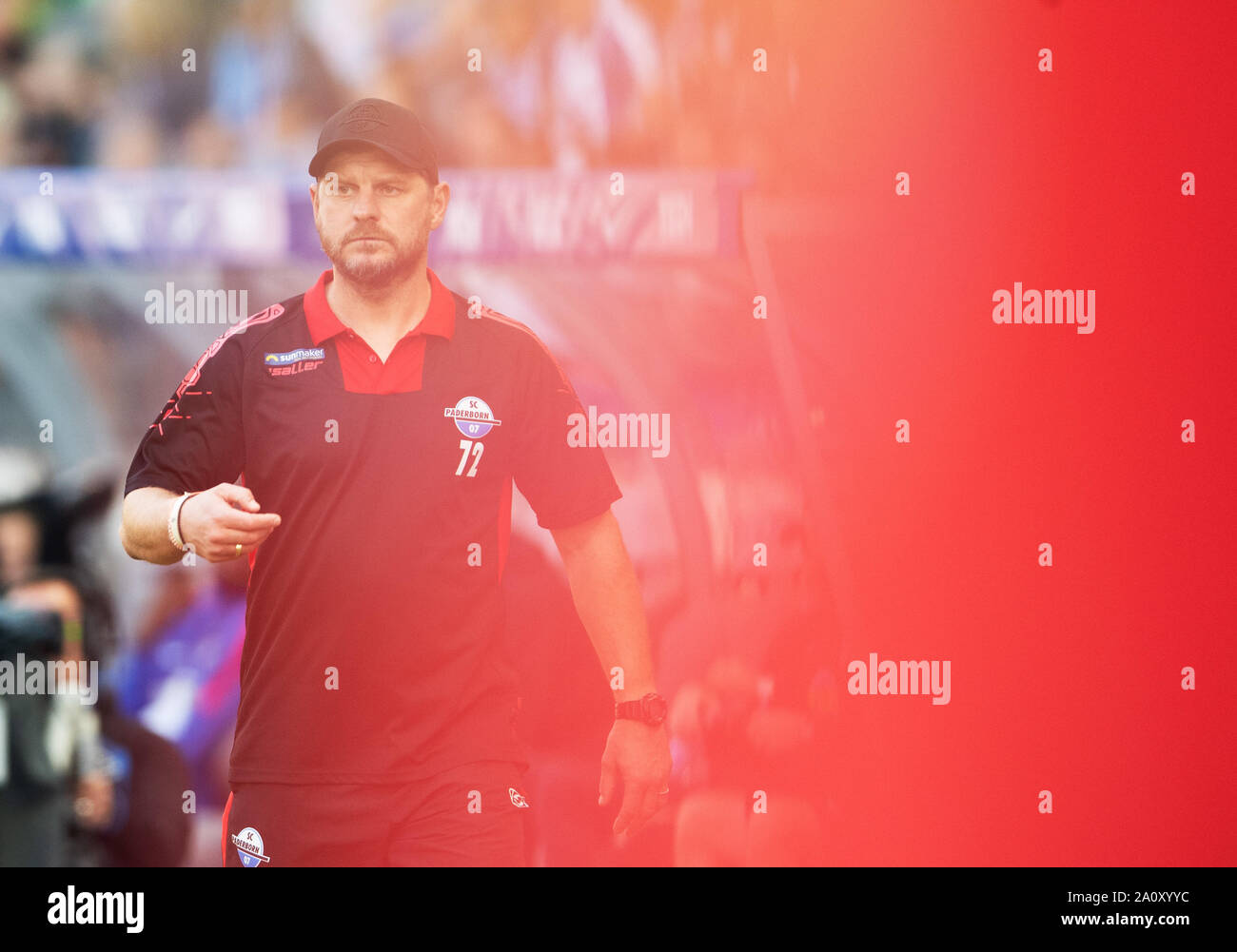 21. September 2019, Berlin: Fußball: Bundesliga, Hertha BSC - SC Paderborn 07, 5. Spieltag im Olympiastadion. Trainer Steffen Baumgart aus Paderborn an der Seite. Foto: Soeren Stache/dpa-Zentralbild/dpa - WICHTIGER HINWEIS: In Übereinstimmung mit den Anforderungen der DFL Deutsche Fußball Liga oder der DFB Deutscher Fußball-Bund ist es untersagt, zu verwenden oder verwendet Fotos im Stadion und/oder das Spiel in Form von Bildern und/oder Videos - wie Foto Sequenzen getroffen haben. Stockfoto