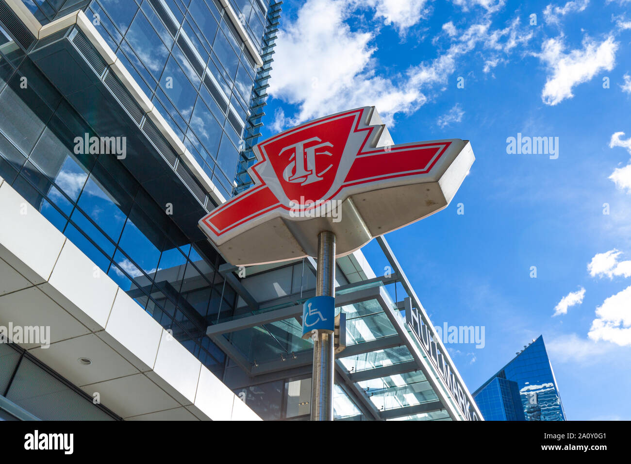 Toronto, Kanada - 20 August, 2018: Toronto TTC unterzeichnen und der U-Bahn Eingang in North York Stockfoto