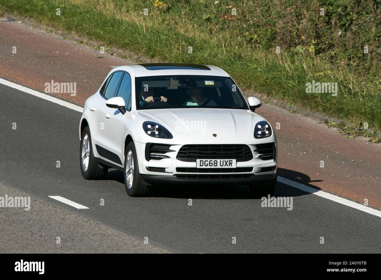 Ein Porsche macan northbound Fahren auf der Autobahn M6 in der Nähe von Garstang in Lancashire, UK. Stockfoto