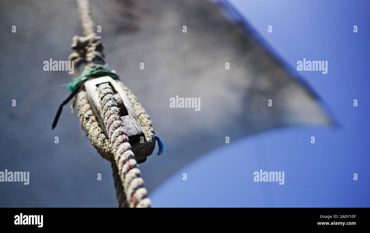 Dhow Riemenscheibe, die Insel Pemba, Sansibar Archipels, Tansania Alle das Boot ist mit traditionellen Elementen. Stockfoto