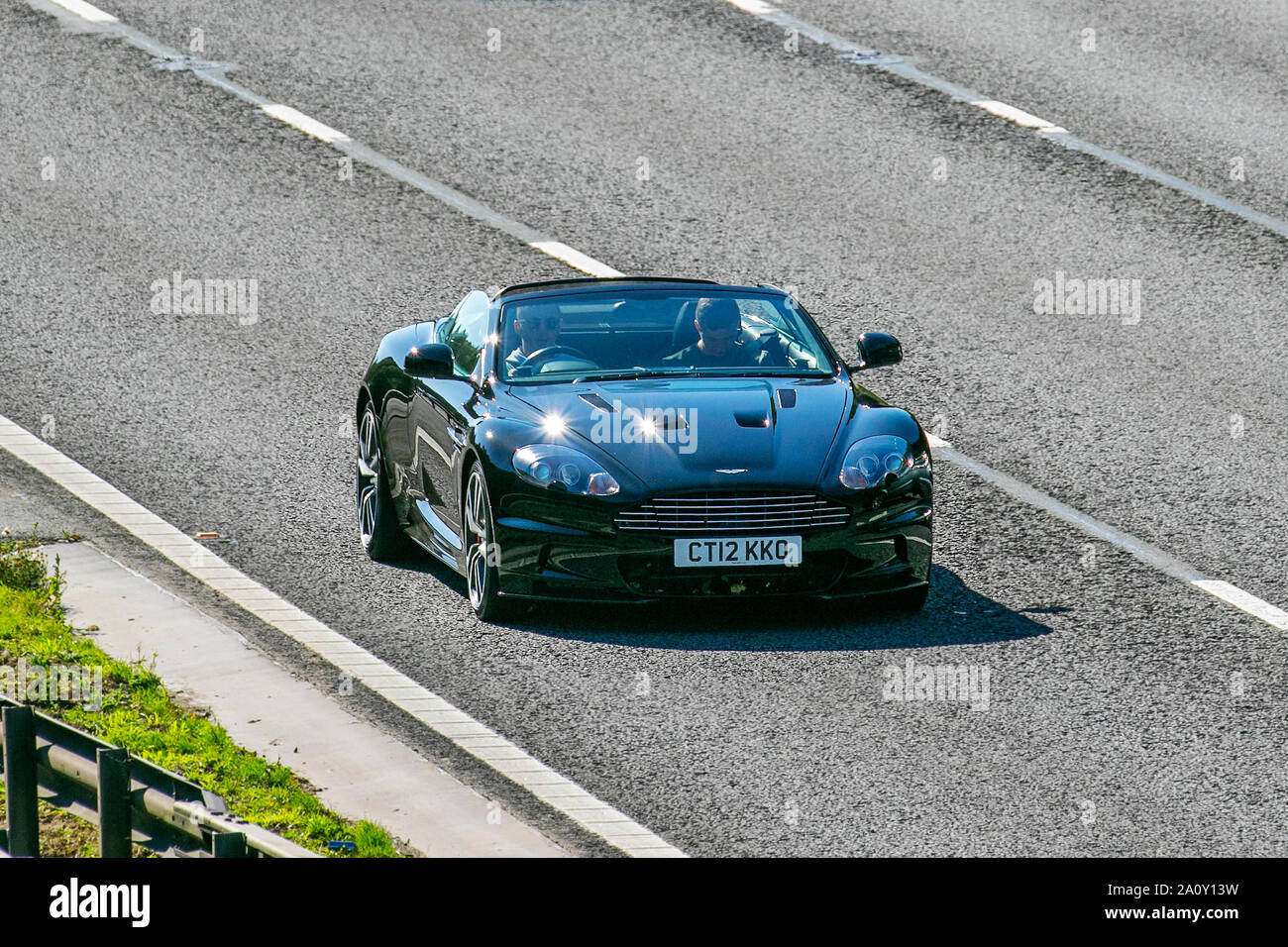 Aston Martin, 2012 DBS Volante V12 Auto; UK Verkehr, Transport, moderne Limousinen, Richtung Süden auf der dreispurigen Autobahn M6. Stockfoto