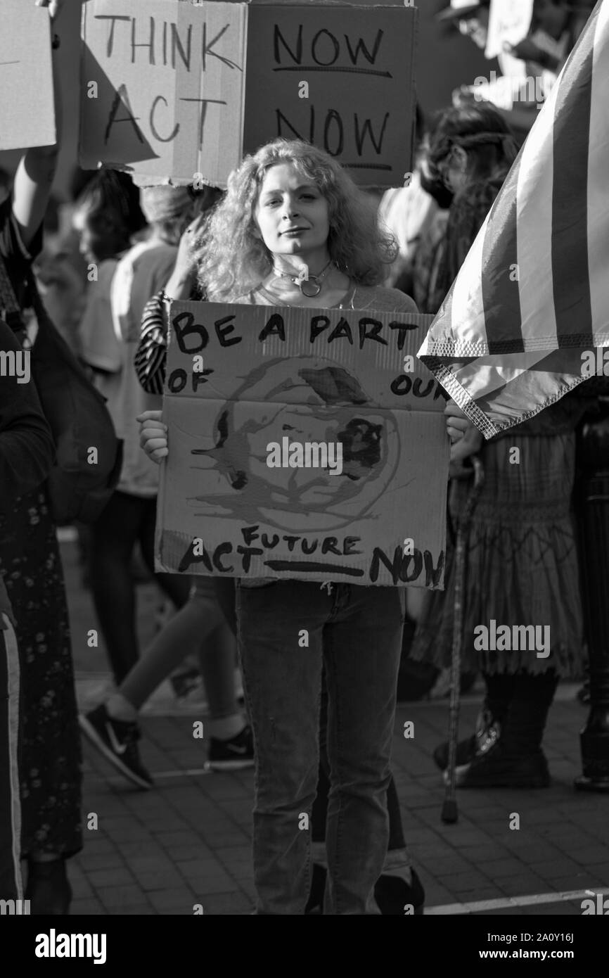 Ein tausendjähriger Protestler hält ein Zeichen bei der International Climate Justice Rally in Asheville, NC, USA. Stockfoto