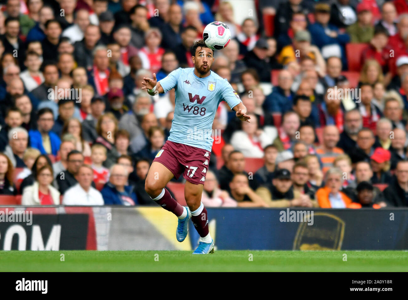 London, Großbritannien. 22. September 2019. Die englische Premier League Fußball, Arsenal Football Club gegen Aston Villa Football Club; Trezeguet von Aston Villa steuert den Ball mit dem Kopf - Streng redaktionelle Verwendung. Keine Verwendung mit nicht autorisierten Audio-, Video-, Daten-, Spielpläne, Verein/liga Logos oder "live" Dienstleistungen. On-line-in-Match mit 120 Bildern beschränkt, kein Video-Emulation. Keine Verwendung in Wetten, Spiele oder einzelne Verein/Liga/player Publikationen Quelle: Aktion Plus Sport Bilder/Alamy leben Nachrichten Stockfoto