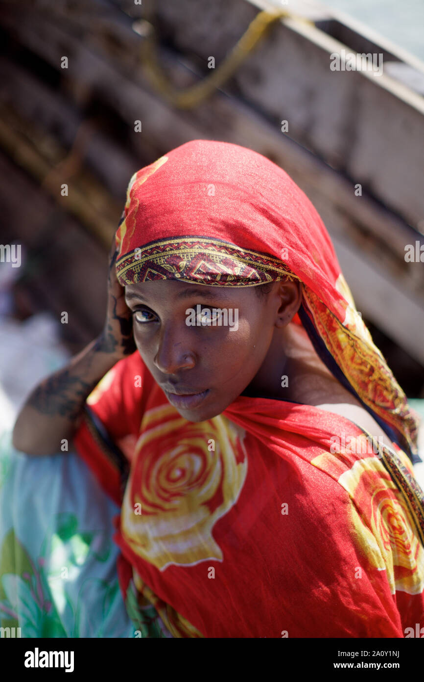 Verschleierte tansanische Frau auf einer Dhow, Pemba, Sansibar Archipels, Tansania Stockfoto