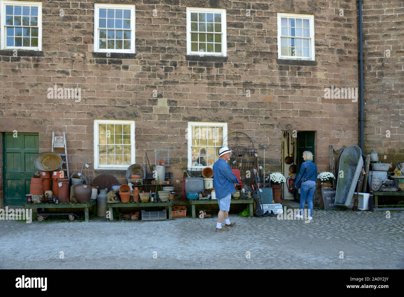 Secondhand Shop bei Arkwright Mühle, Cromford, Derbyshire Stockfoto