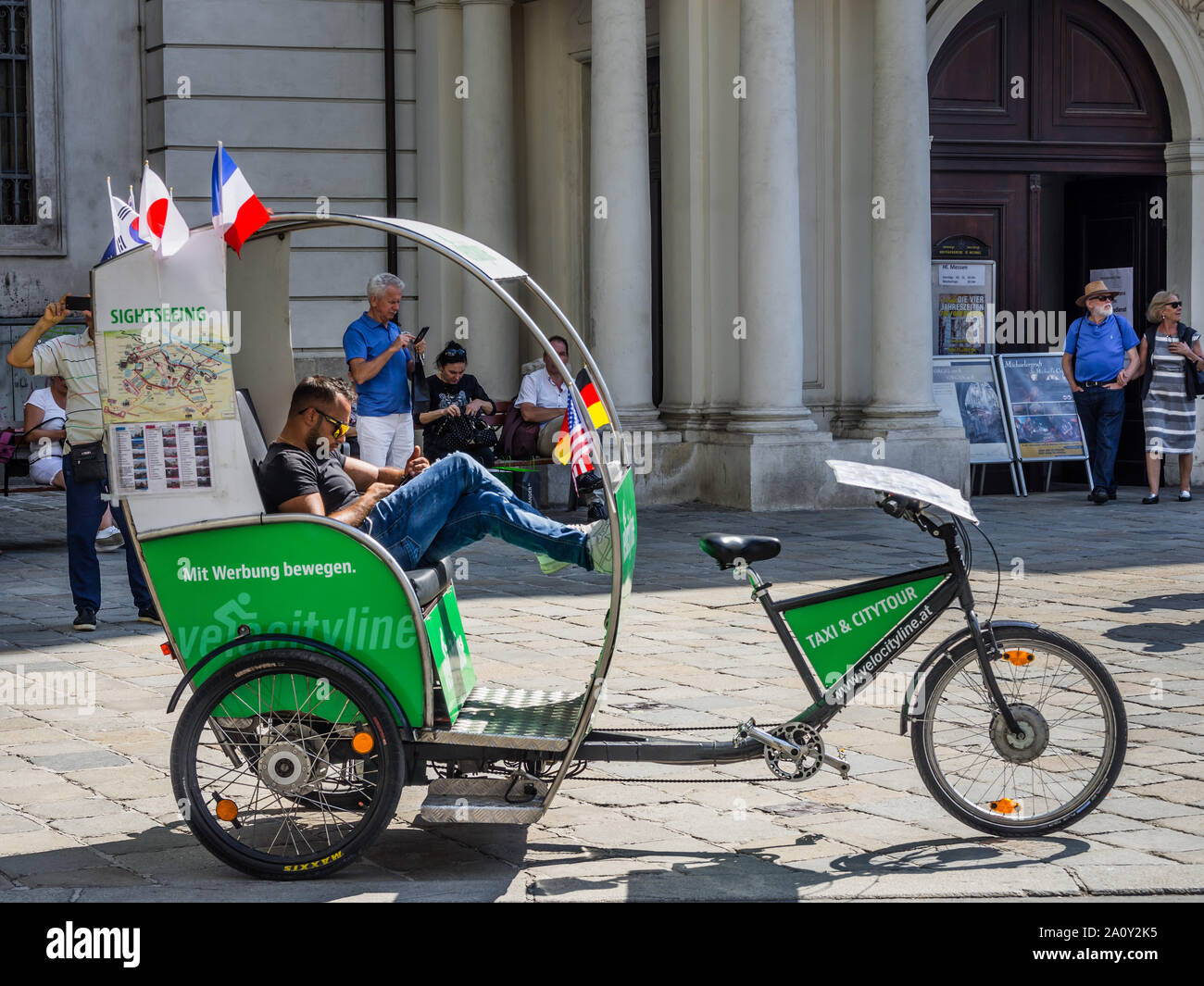 Velocityline Fahrrad taxi für benutzerdefinierte in der Michaelerplatz, Wien, Österreich wartet. Stockfoto