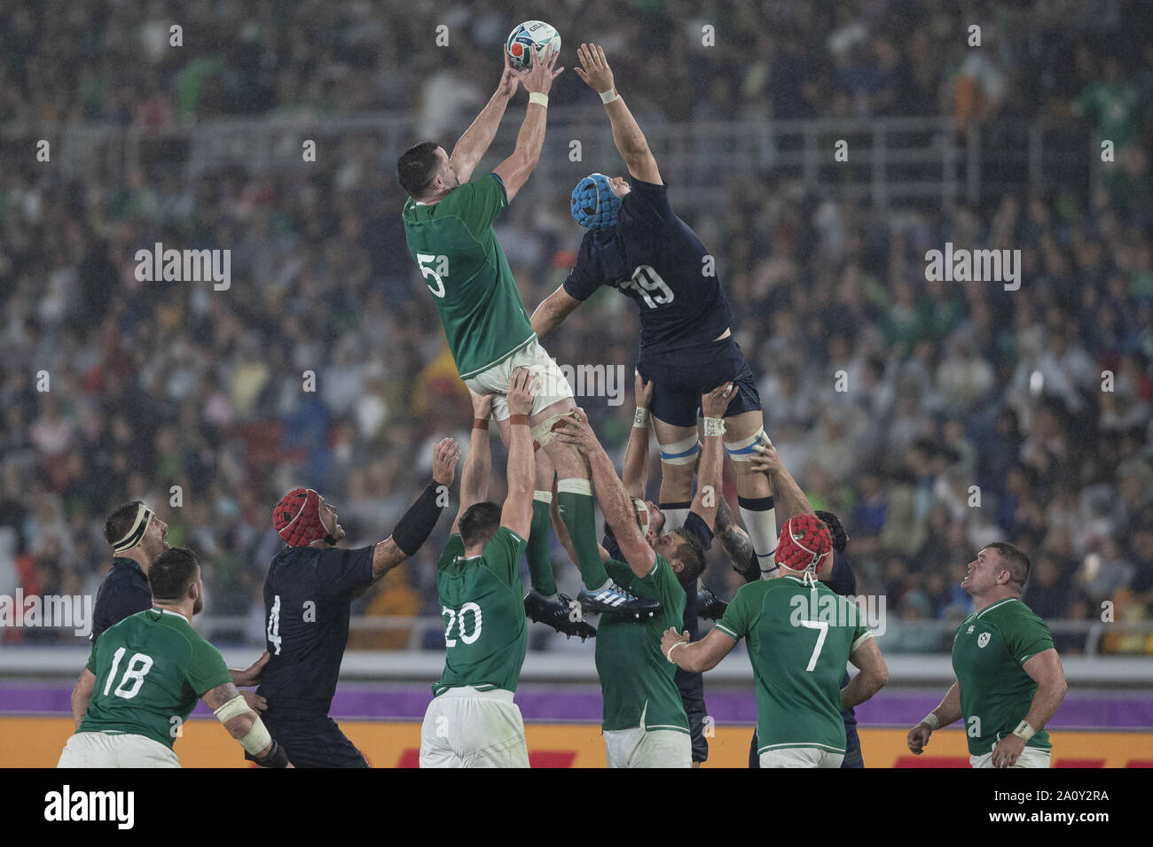 September 22, 2019, Kanagawa, Japan: Irlands James Ryan fängt den Line out während der Rugby-weltmeisterschaft 2019 Pool ein Match zwischen Irland und Schottland an International Stadium Yokohama, in der Nähe von Tokio. Irland Niederlagen Schottland 27-3. (Bild: © Rodrigo Reyes Marin/ZUMA Draht) Stockfoto