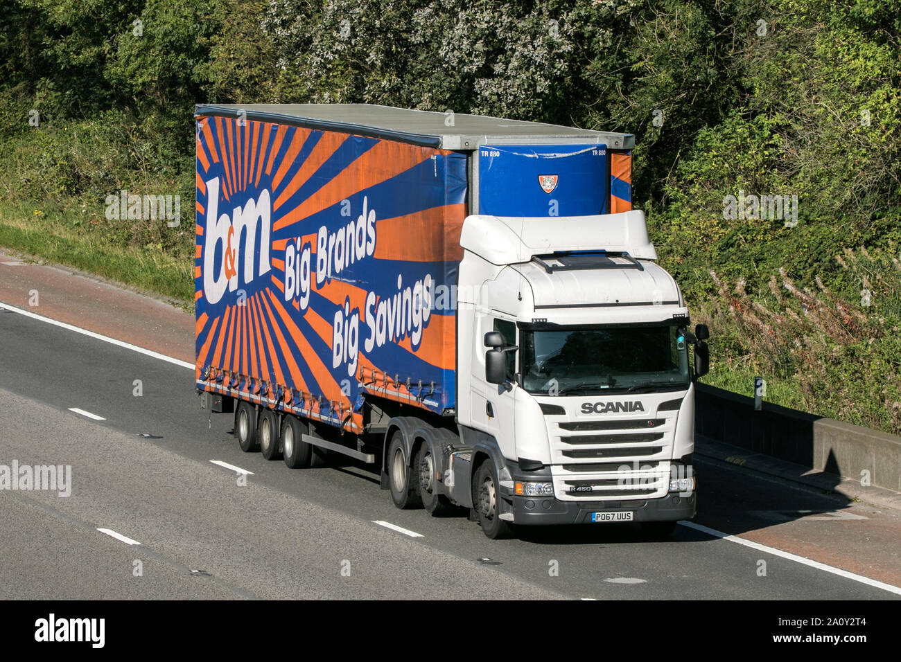 A B&M Scania P410 Cargo Güterverkehr Lkw Richtung Norden reisen auf der Autobahn M6 in der Nähe von Garstang in Lancashire, UK. Stockfoto