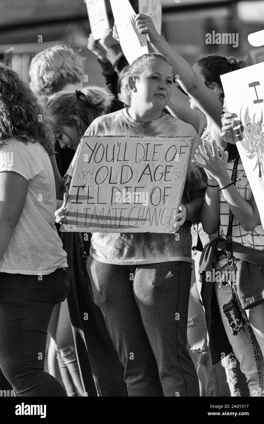Ein junges Mädchen protestiert, mit einem Zeichen, bei der International Climate Justice Rally in Asheville, NC, USA. Stockfoto