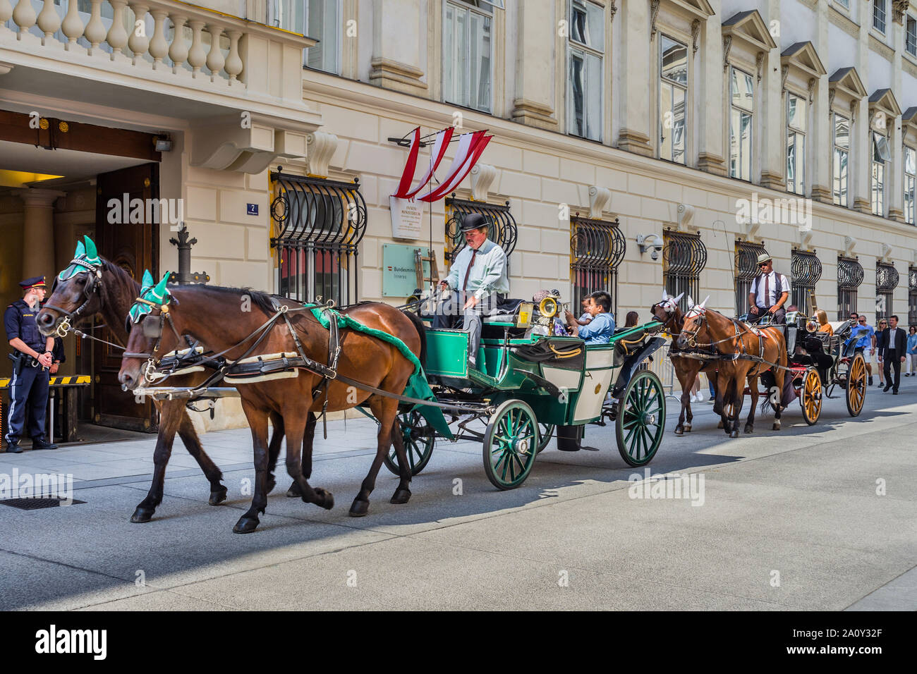 Pferdekutschen (FIAKER) Touristen entlang der Herrengasse, Wien, Österreich. Stockfoto