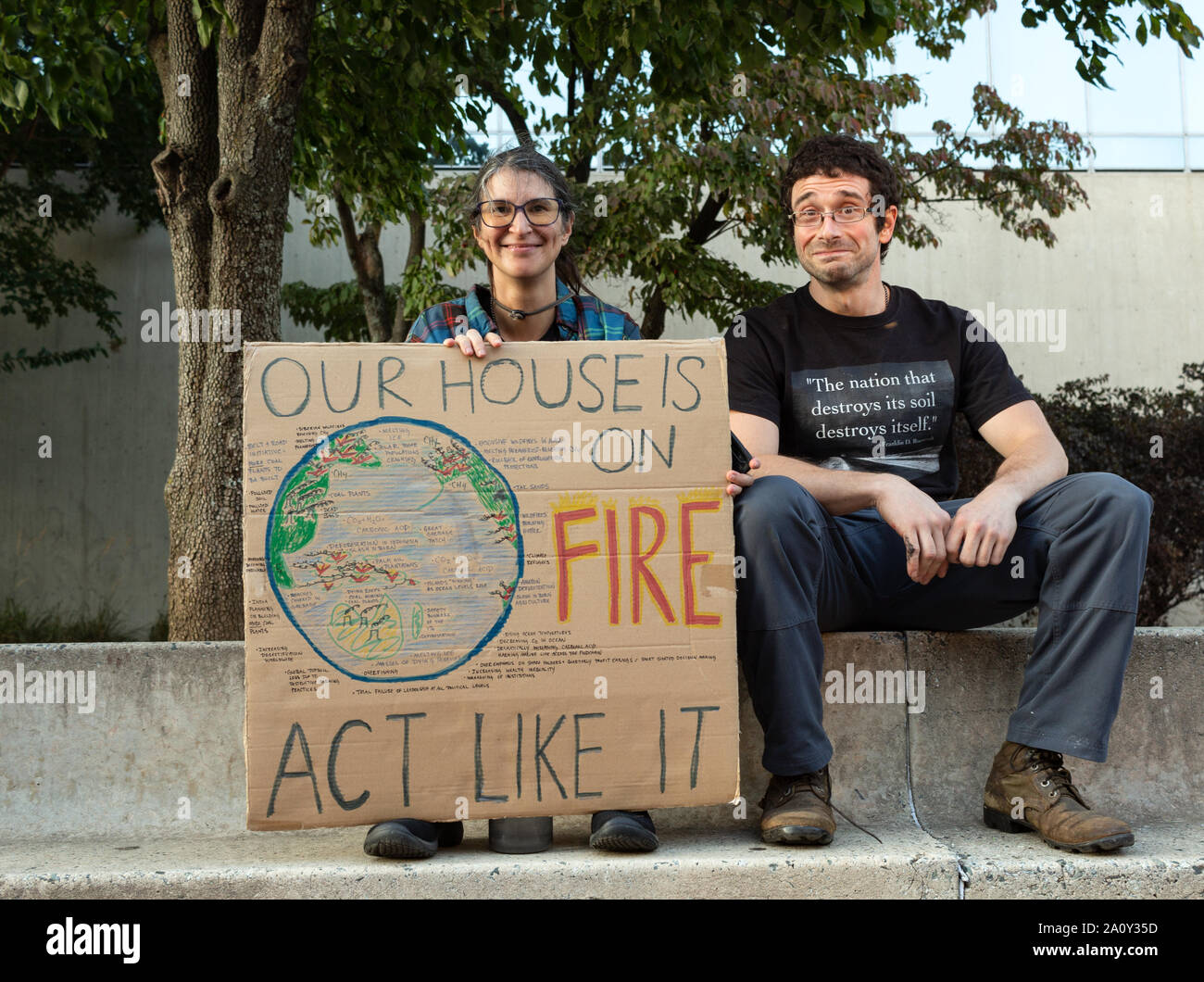 Ein Paar hält ein Schild mit Klima Wissenschaft Fakten auf internationaler Klimagerechtigkeit Rallye in Asheville, NC, USA Stockfoto
