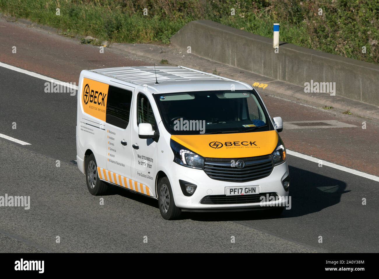 Ein Vauxhall Vivaro Beck Electrical Services Delivery van Richtung Norden reisen auf der Autobahn M6 in der Nähe von Garstang in Lancashire, Großbritannien Stockfoto