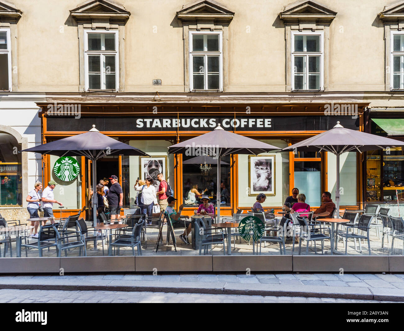Starbucks Café durch den Michaelerplatz, Wien, Österreich. Stockfoto