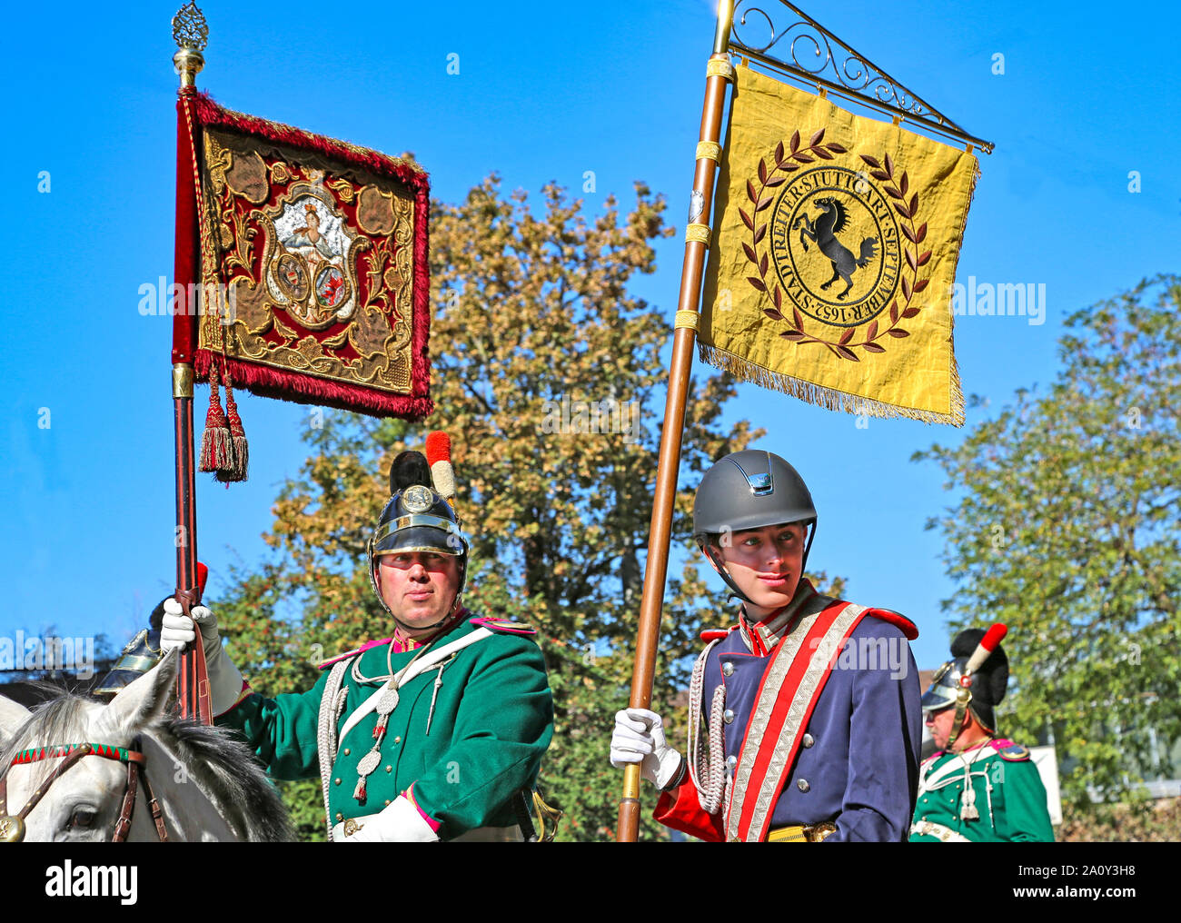 Stuttgart, Germany-September 30, 2018: Bierfest, festliche Prozessionen mit Fahnen Stockfoto