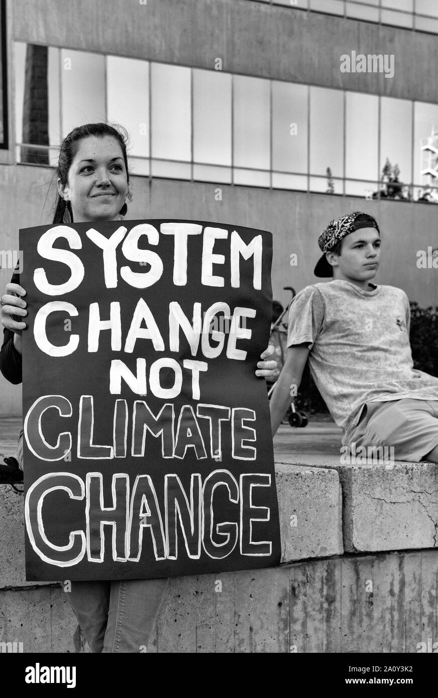 Hält eine Frau ein Zeichen an die Internationale Klimagerechtigkeit Rallye in Asheville, NC, USA Stockfoto