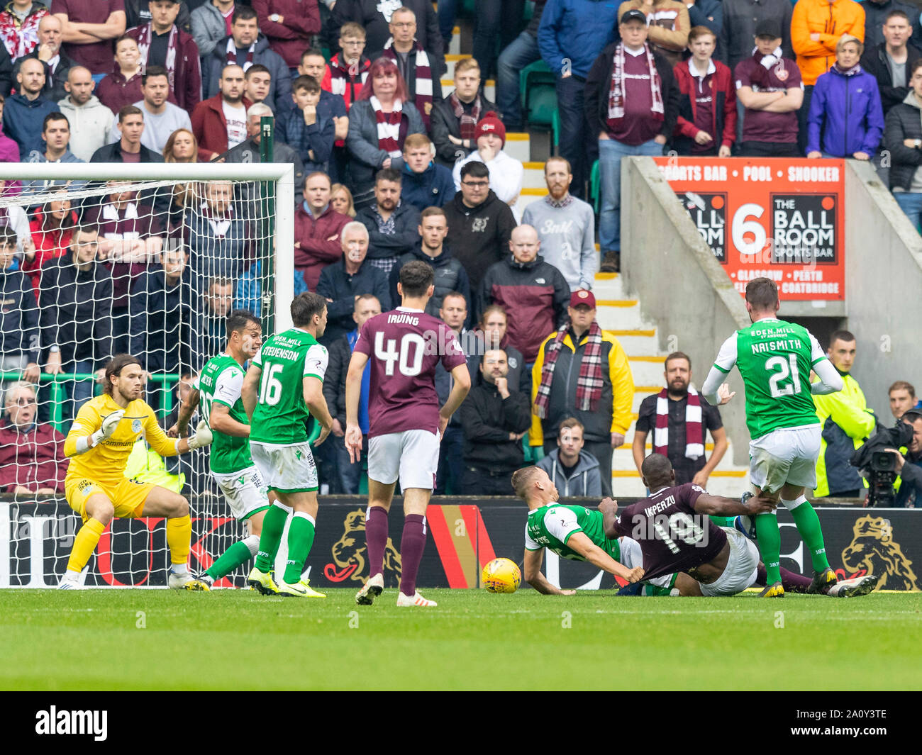 Edinburgh, Schottland, Großbritannien. 22. September 2019. Schottische Premiership, Hibernian Football Club versus Herz von Midlothian Football Club; Uche Ikpeazu der Herzen Kerben der Equalizer zu machen es 1-1 Credit: Aktion Plus Sport Bilder/Alamy leben Nachrichten Stockfoto