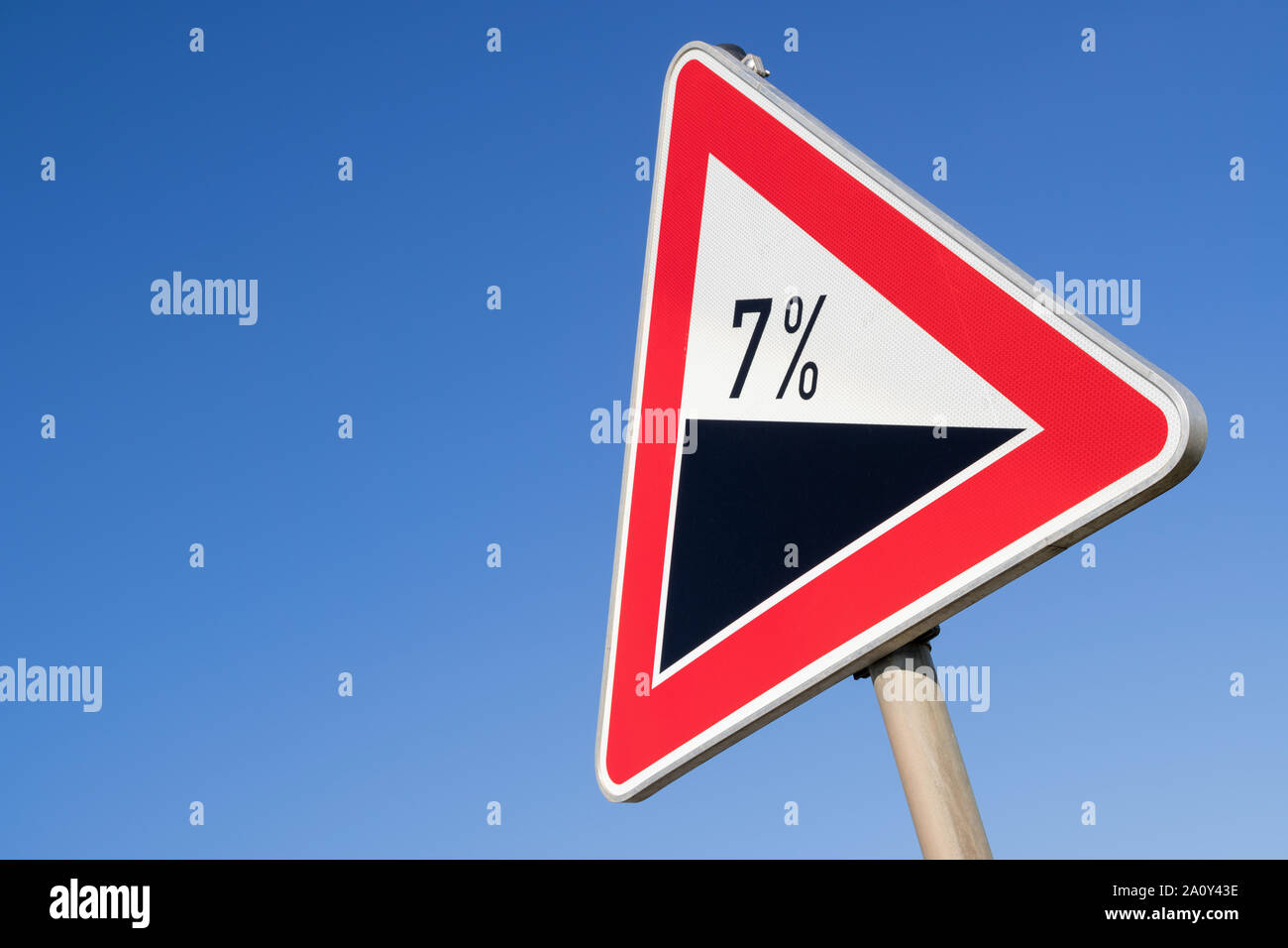 Deutsche Schild: steile Grade/hill um 7 %, Stockfoto