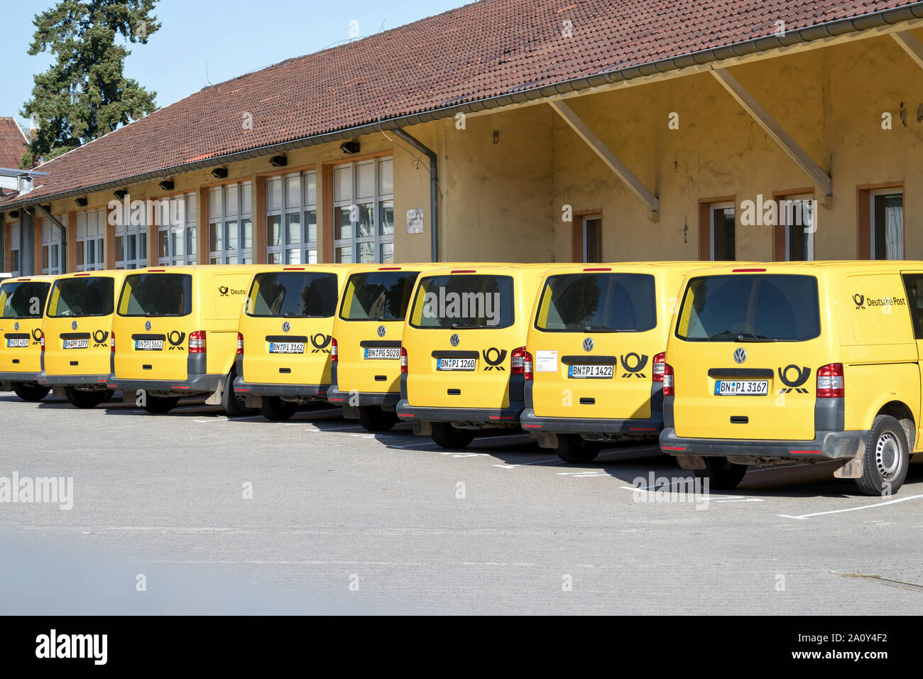 Deutsche Post Lieferwagen im Depot. Die Deutsche Post ist eine Marke der Deutschen Post AG verwendet für seine inländischen Mail Services in Deutschland. Stockfoto