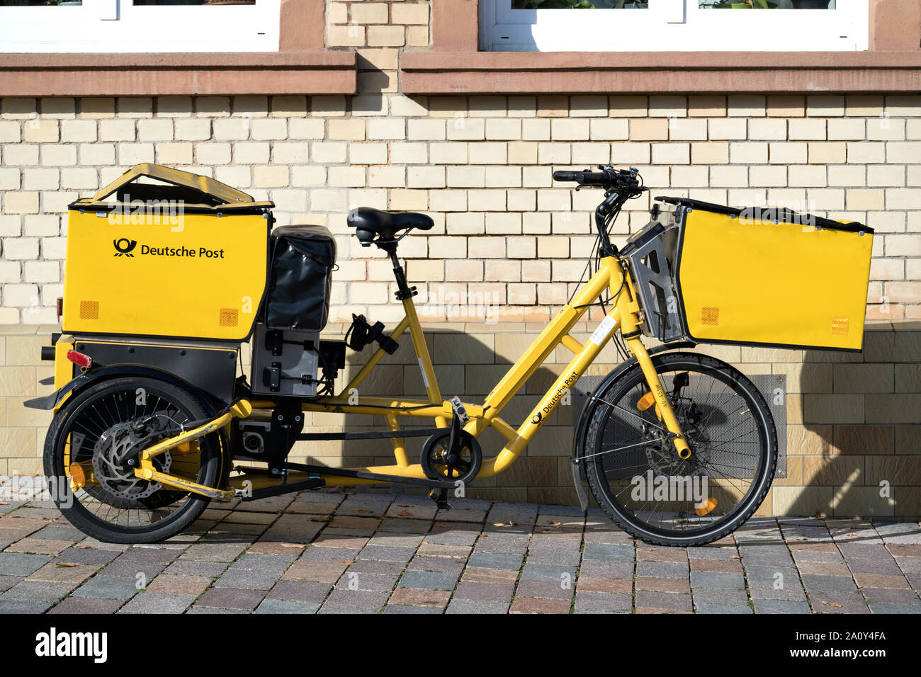 Deutsche Post elektrische Fracht Fahrrad. Die Deutsche Post ist eine Marke  der Deutschen Post AG verwendet für seine inländischen Mail Services in  Deutschland Stockfotografie - Alamy