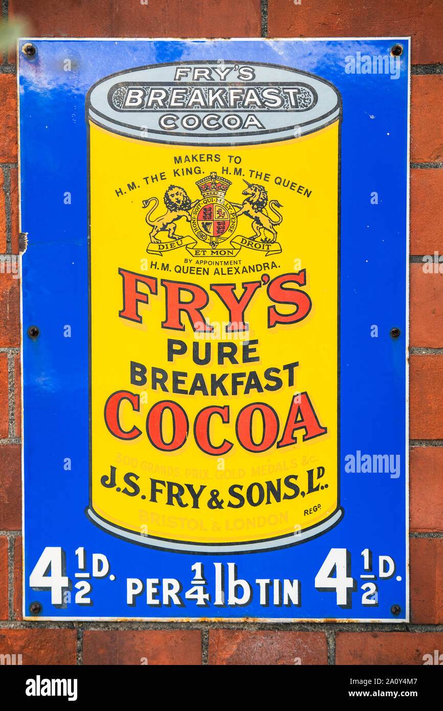 Altes werbeschild an der Wand von einer Plattform an Toddington Heritage Railway Station in den Cotswolds, England Großbritannien Stockfoto